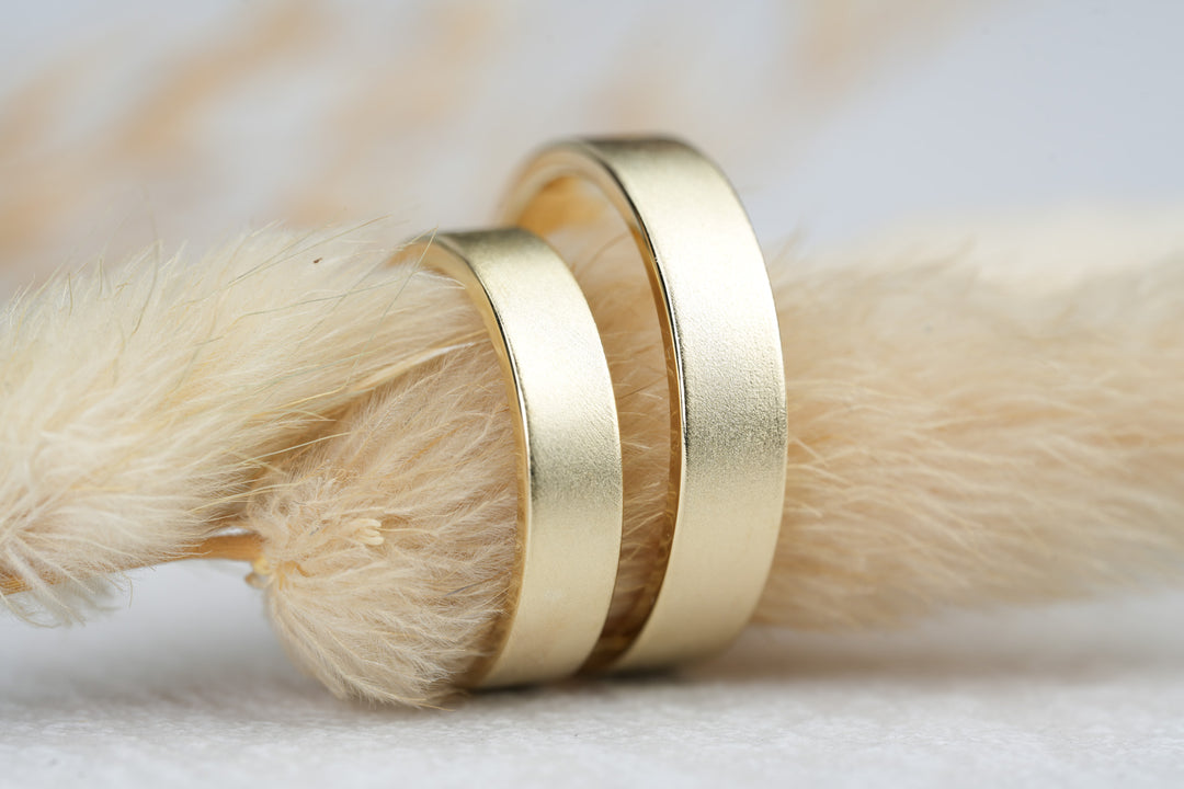 Eheringe gold eckig matt genadelt modern