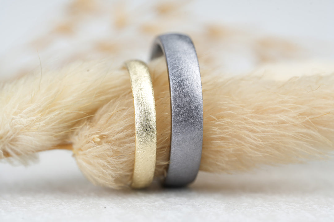 Eheringe schwarz mit Gold Damenring mit matter Oberflaeche 