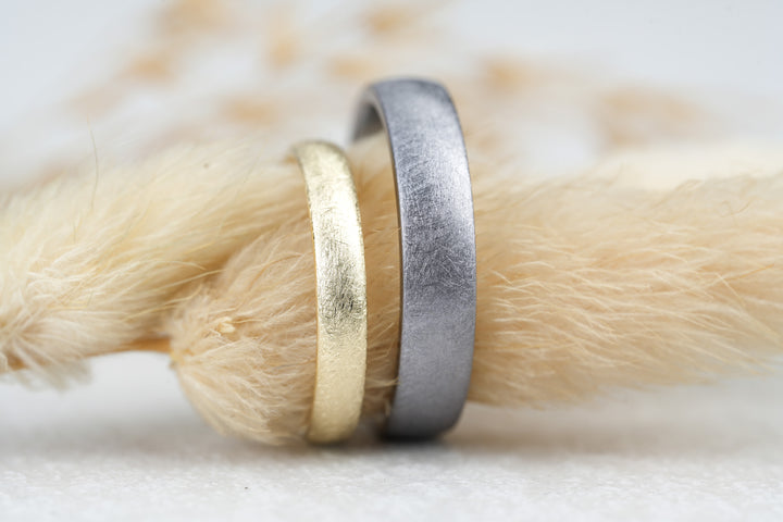 Eheringe schwarz mit Gold Damenring mit matter Oberflaeche 
