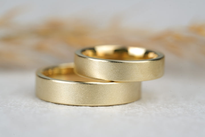 Goldene Hochzeitsringe mit mattierter Oberfläche
