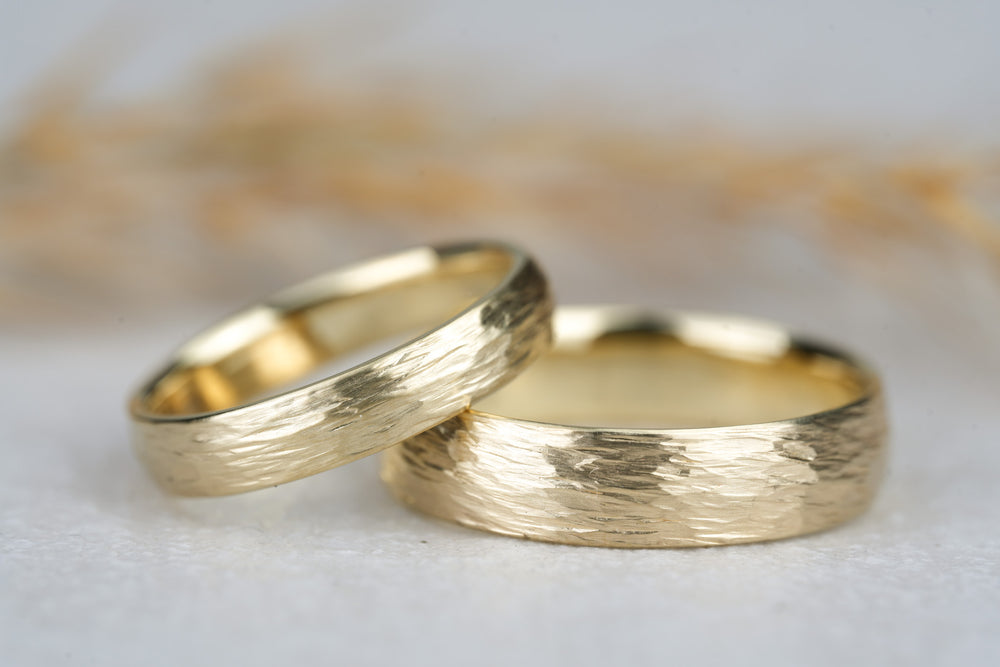 Goldene Hochzeitsringe mit strukturierter Oberfläche
