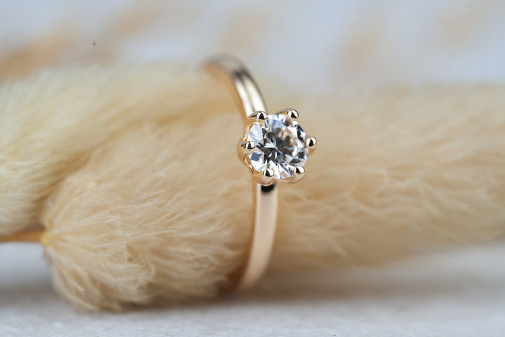 Halbkaraeter Diamant in Krappenfassung glaenzender Verlobungsring