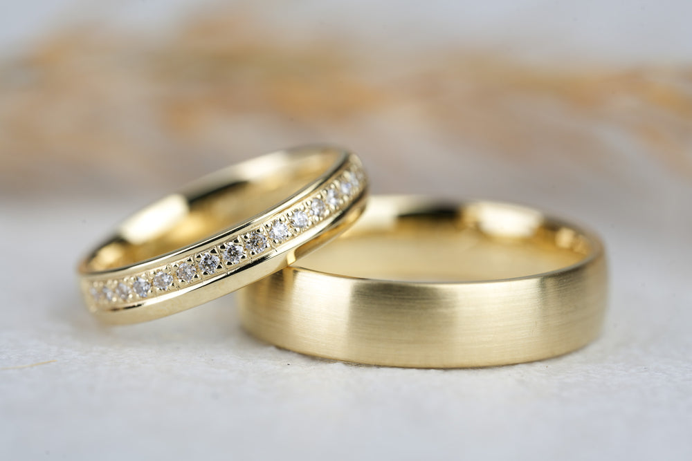 Hochwertige goldene Trauringe mit Diamanten
