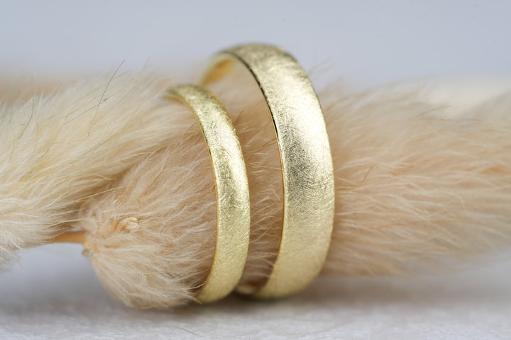 Paar klassische Eheringe Trauringe 585 Gold Eismatt oval schlicht