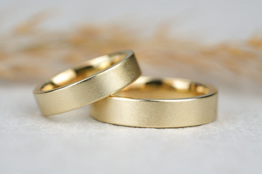 Schlichte und zeitlose Trauringe aus Gelbgold