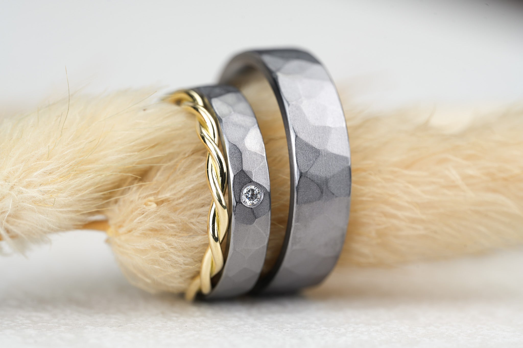 Tantal Eheringe mit Hammerschlag und Gold Verlobungsring ohne Stein