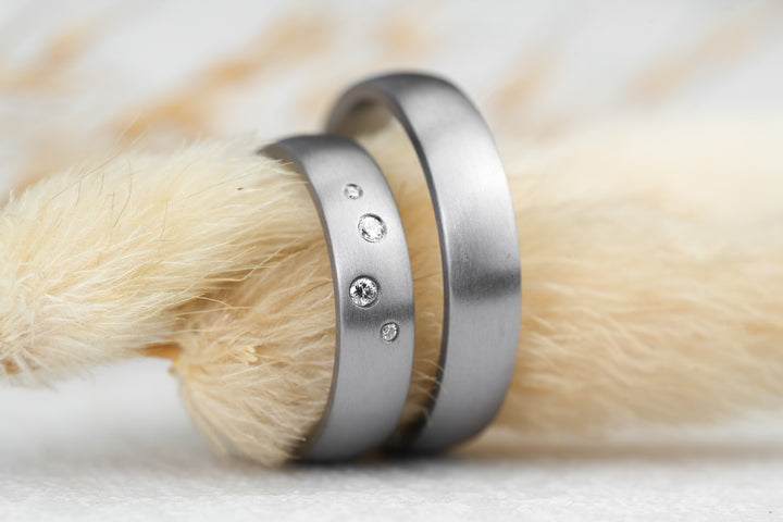 Tantal Herrenring Seidenmatt mit Damenring in Tantal mit Diamanten