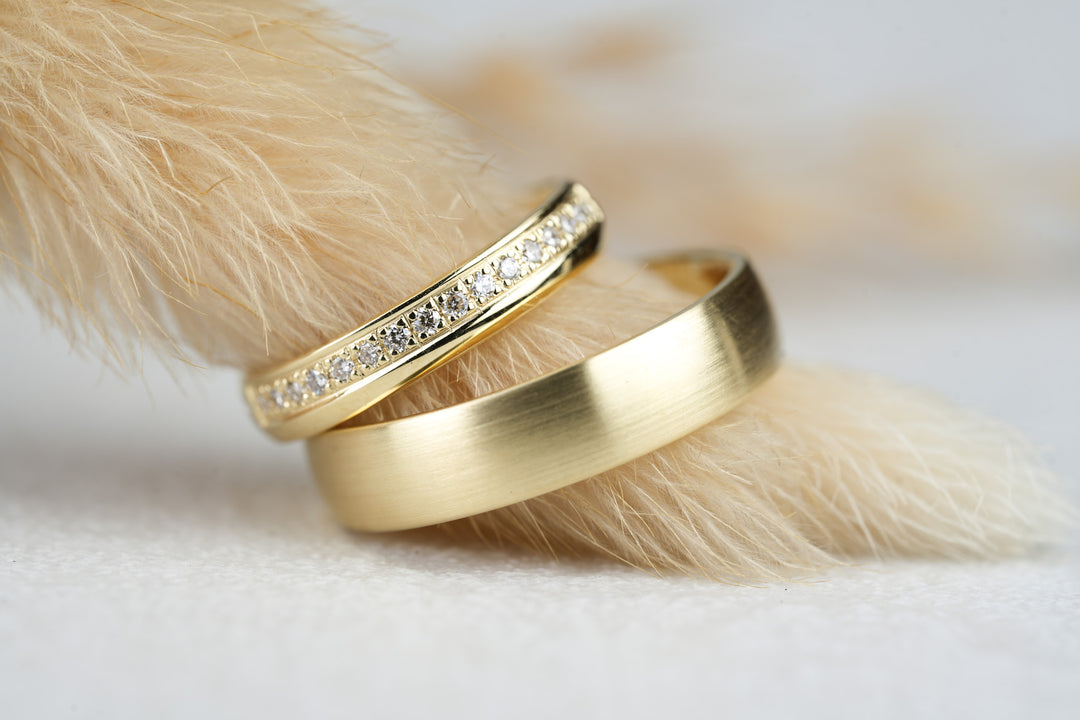 Trauringe Gold 585 mit Steinen polierter Damenring matt Herrenring