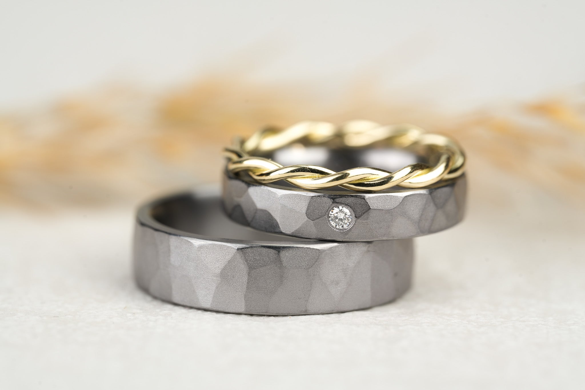Trauringe Tantal modern elegant mit Vorsteckring in Gelbgold