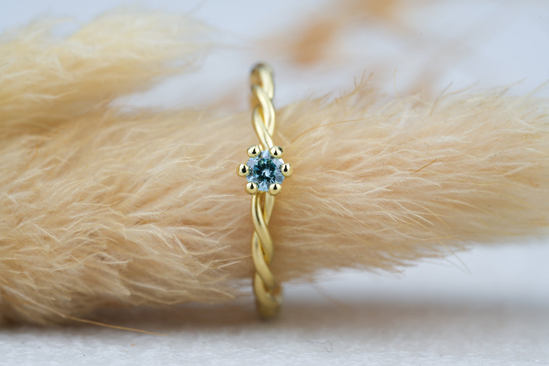 Verlobungsring Lou mit Diamant in blau
