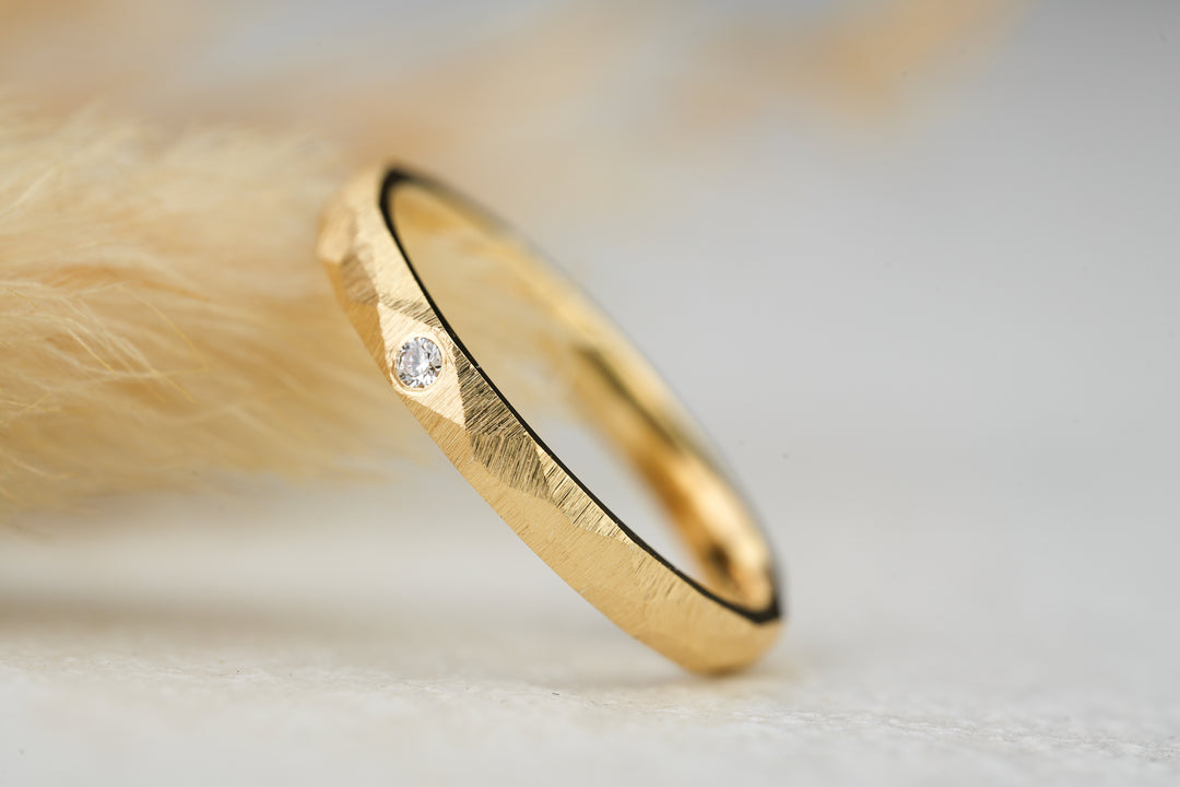 individueller Verlobungsring mit Diamant eingefasst