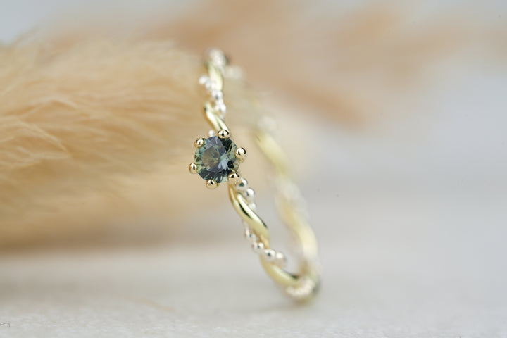 Verlobungsring filigran mit gruenem Stein in Gold und Silber