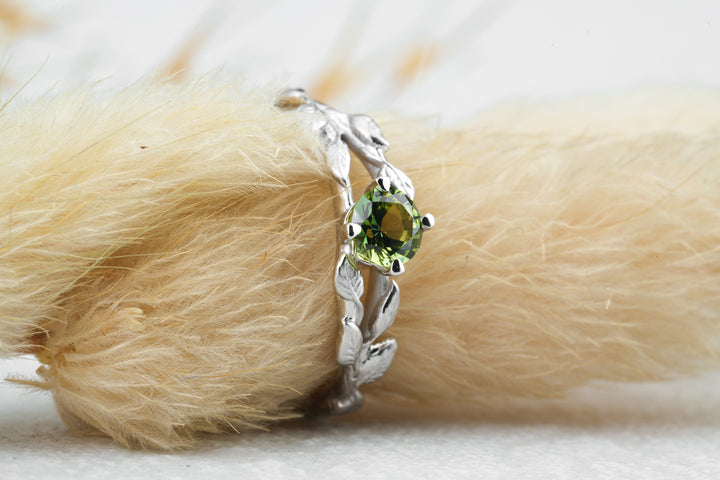 Verlobungsring in natuerlicher Form in Weissgold mit Saphir