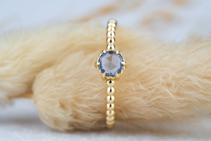 Verlobungsring mit blauen Edelstein Rosenschliff Saphir