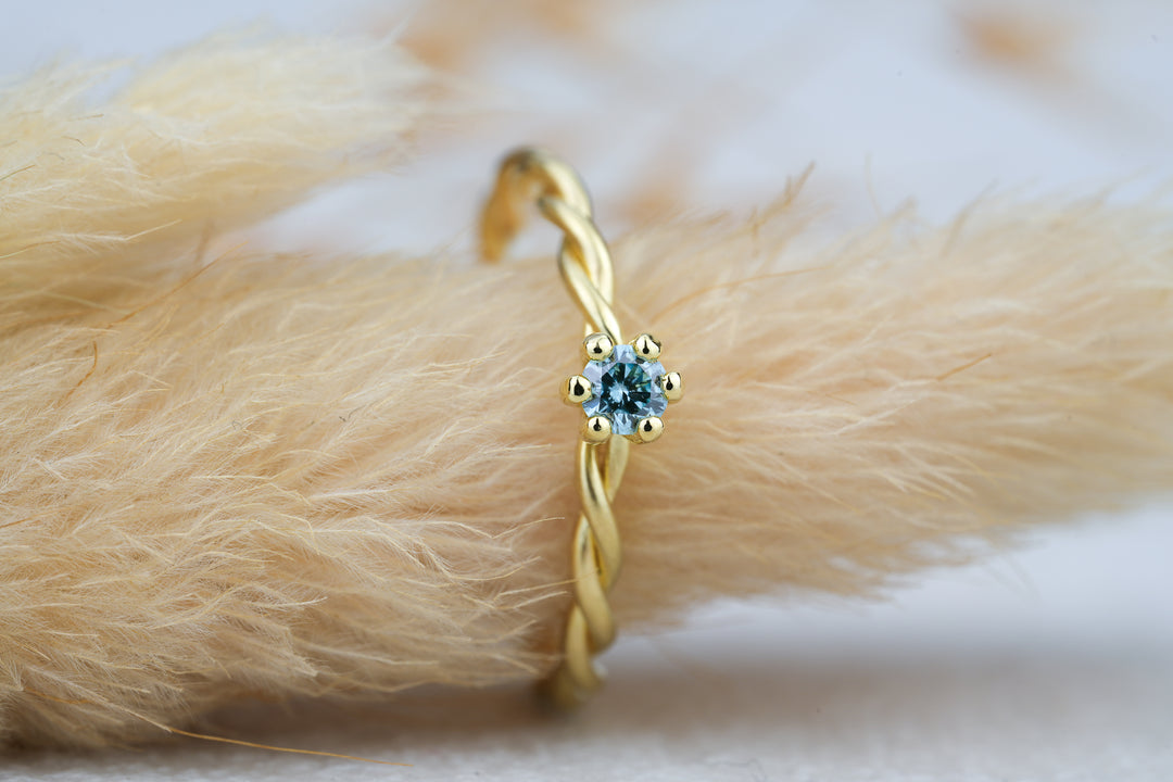 Verlobungsring mit farbiger Diamant in blau