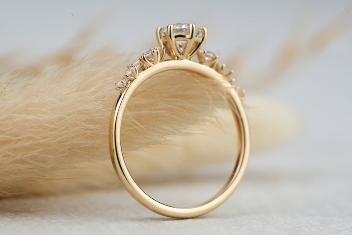 Verlobungsring poliert Gold mit vielen Steinen Hauptstein Labor Diamant