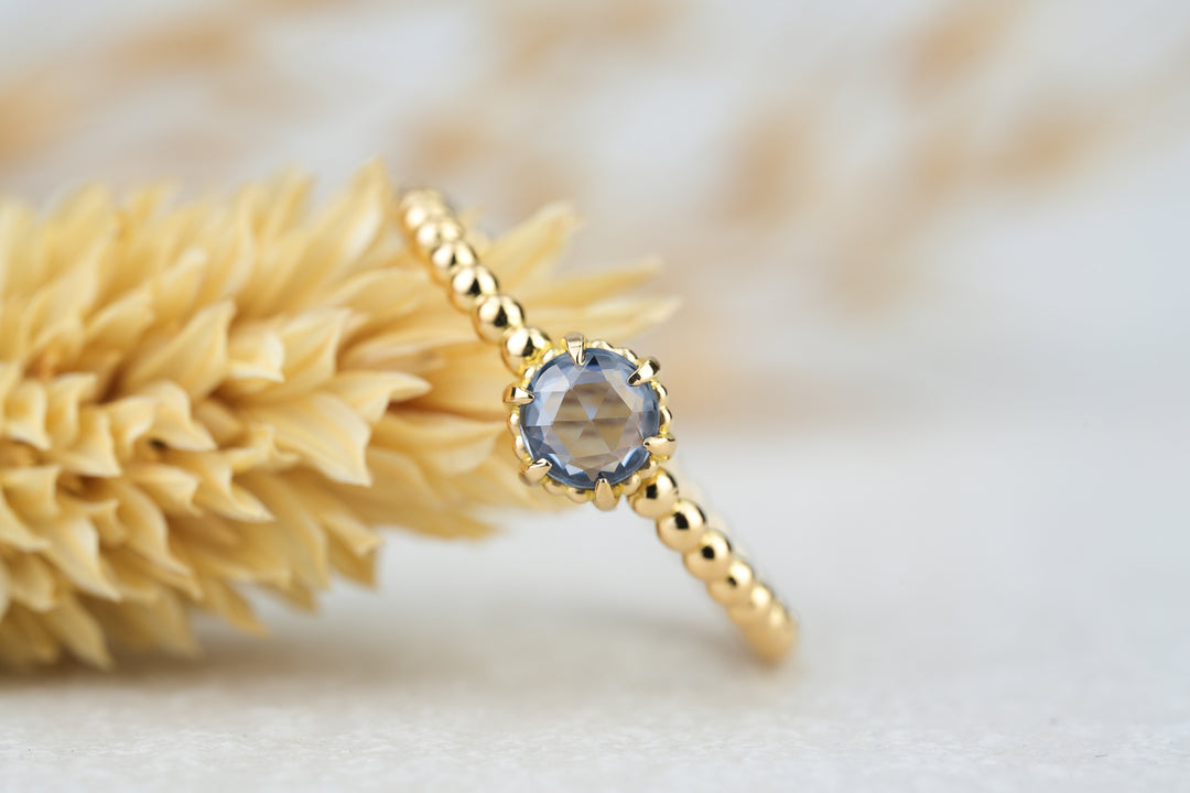 Vintage Kugelring als Verlobungsring mit blauen Stein