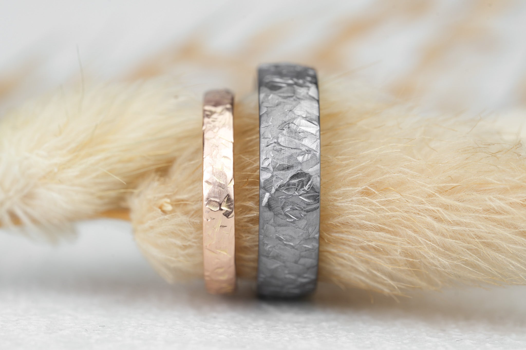 ausgefallene Eheringe Bicolor Tantal Rosegold Strukturiert