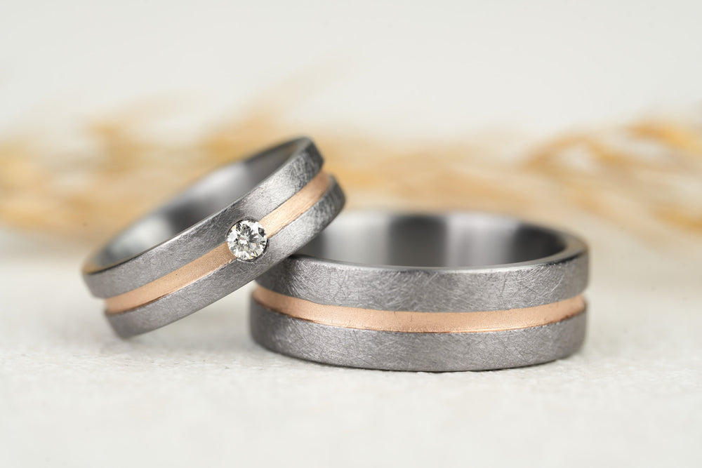 ausgefallene Eheringe Tantal Gold mit Diamant