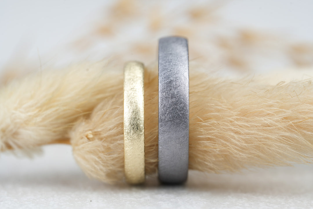 besondere Eheringe Set grau und gold in Kombination filigran Eismatt