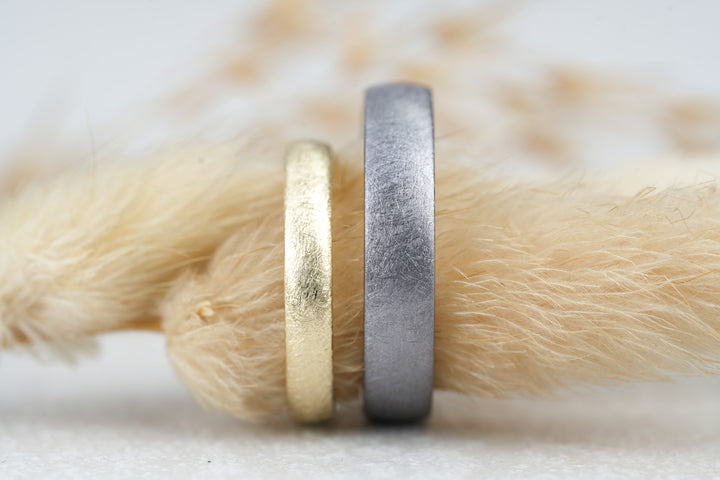 besondere Eheringe Set grau und gold in Kombination filigran Eismatt