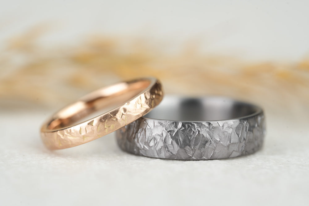 besondere Eheringe Tantal Gold gehaemmert