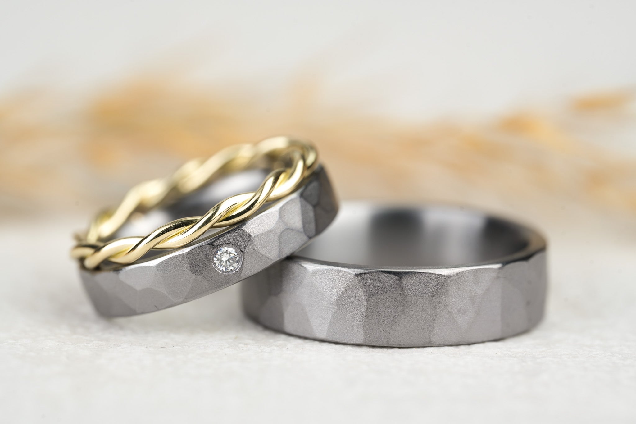 besondere Eheringe Tantal grau mit Gold