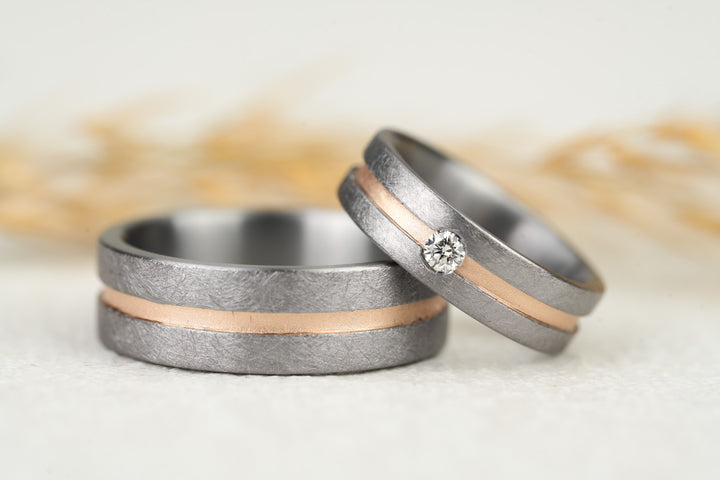besondere Eheringe aus Tantal in Kombination mit Rosegold