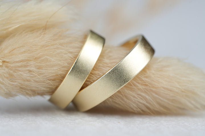 besondere Eheringe in 585 Gold Gelbgold matte Oberflaeche