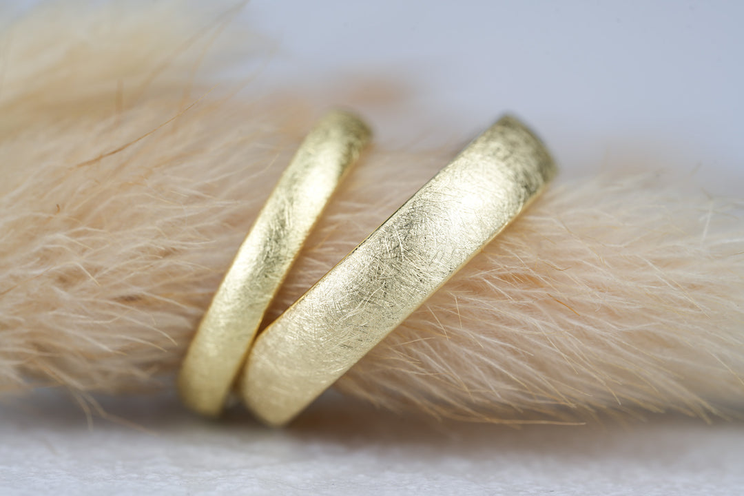 besondere Eheringe in Gold Eismatt klassisch schlicht filigran