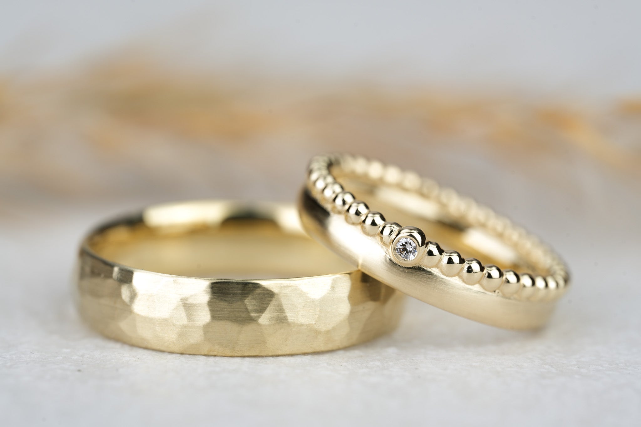 besondere Eheringe in Gold mit Hammerschlag und vintage Damenring mit perlen und Diamant