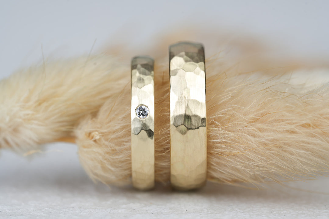 besondere Eheringe individuell angefertigt in Gold mit Facetten und Diamant im Damenring