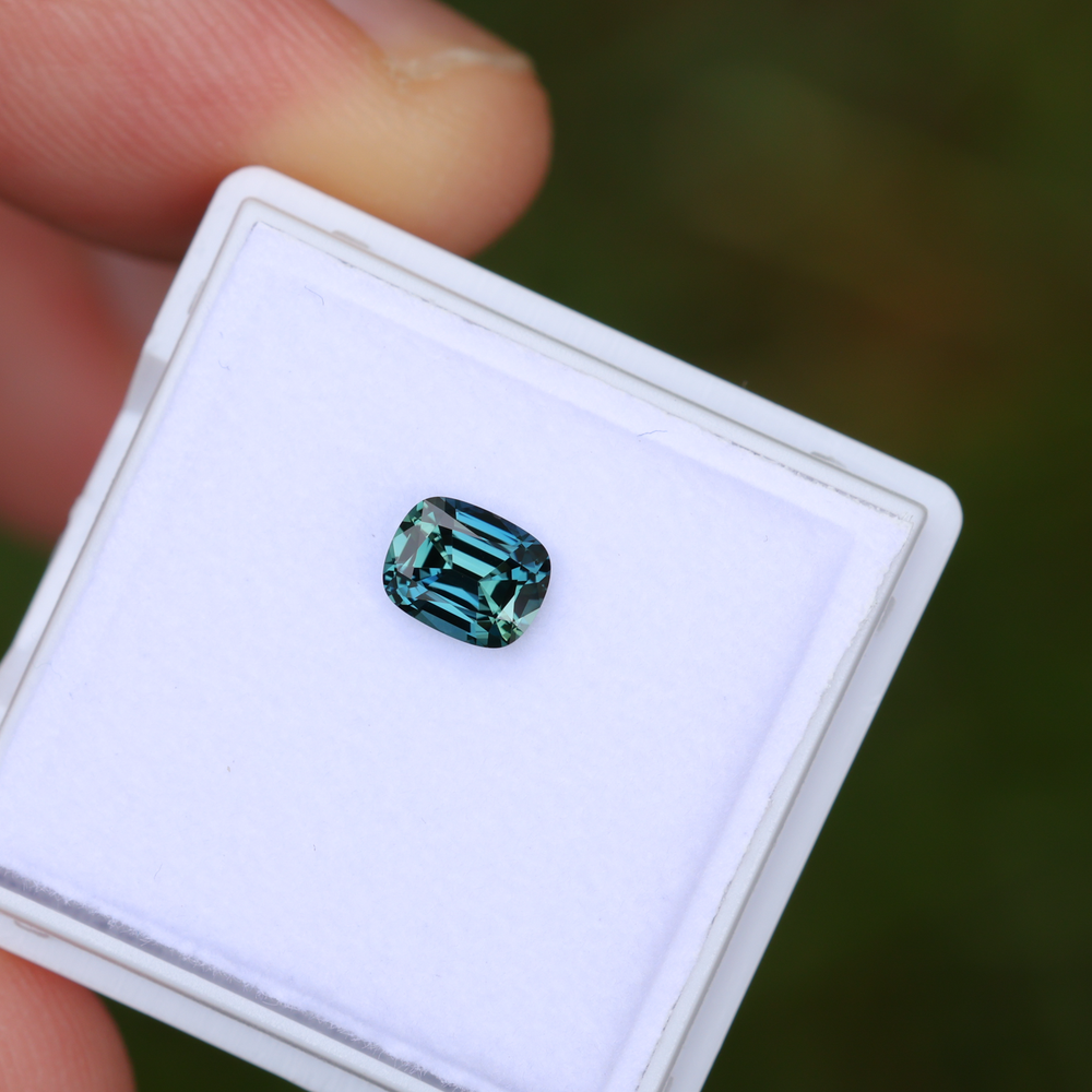 besonderer Saphir gruen blau fuer Verlobungsring Kissen Schliff