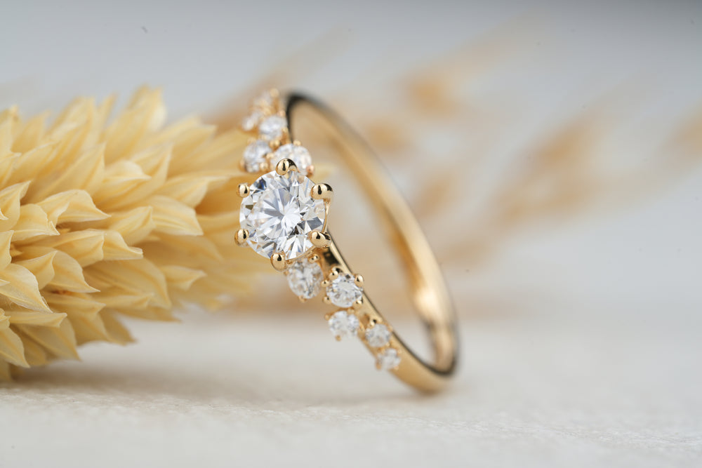 besonderer Verlobungsring 14k gold mit Steinen als Labor Diamanten