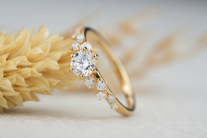 besonderer Verlobungsring 14k gold mit Steinen als Labor Diamanten