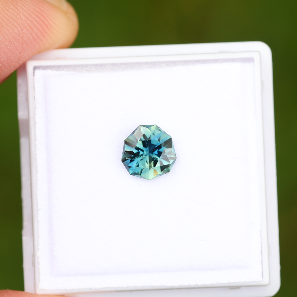 besonderer gruener Saphir Verlobungsring Haupttstein