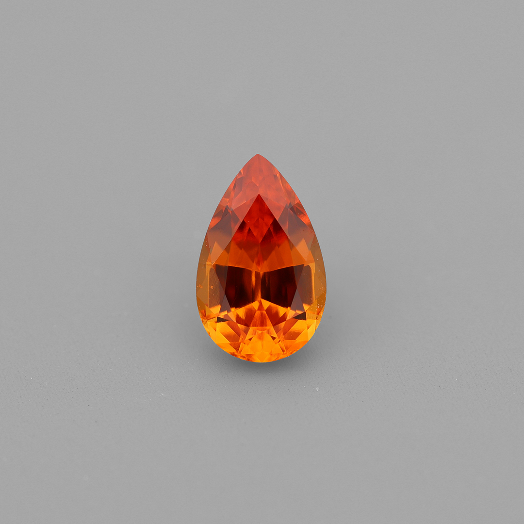 besonderer orangener Spessartine fuer Verlobungsring mit Tropfen orangener Stein
