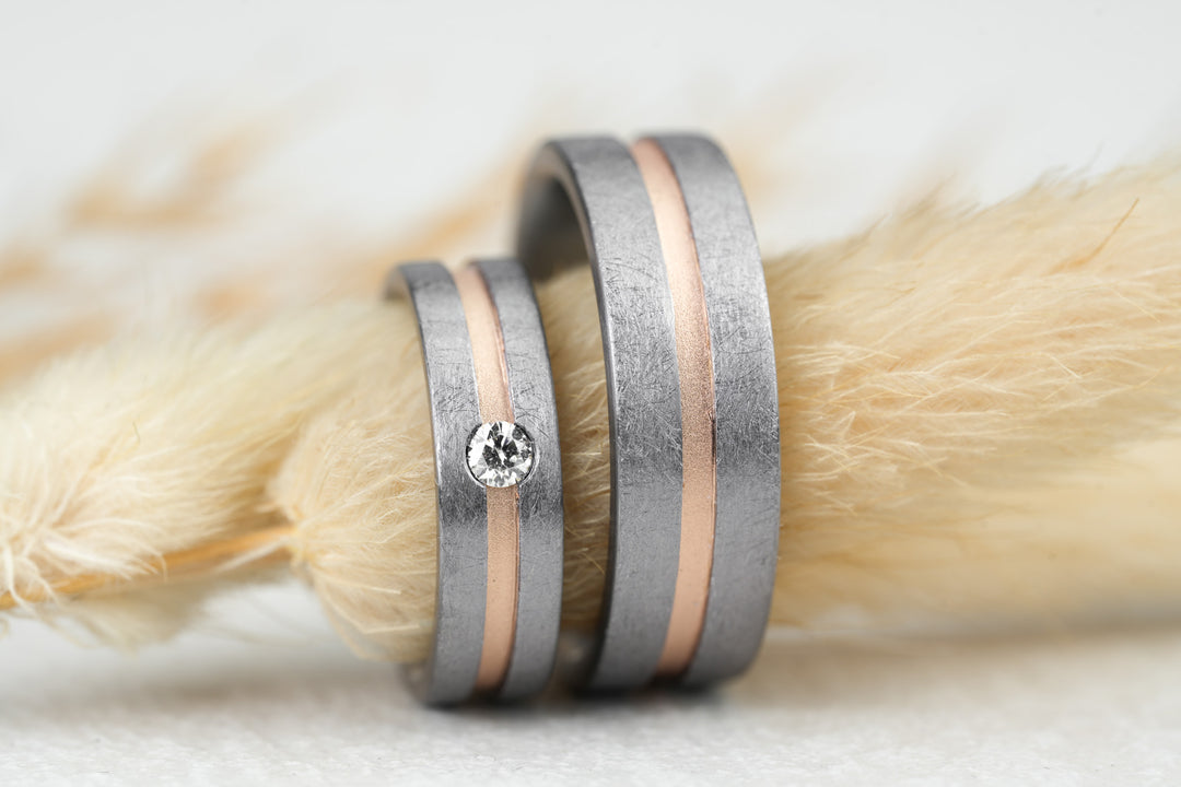 breite Eheringe aus Tantal mit Rosegold und Stein