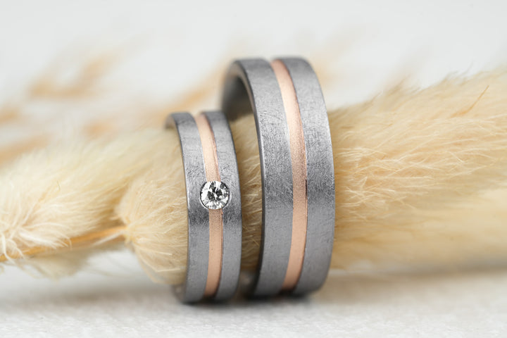 breite Eheringe aus Tantal mit Rosegold und Stein