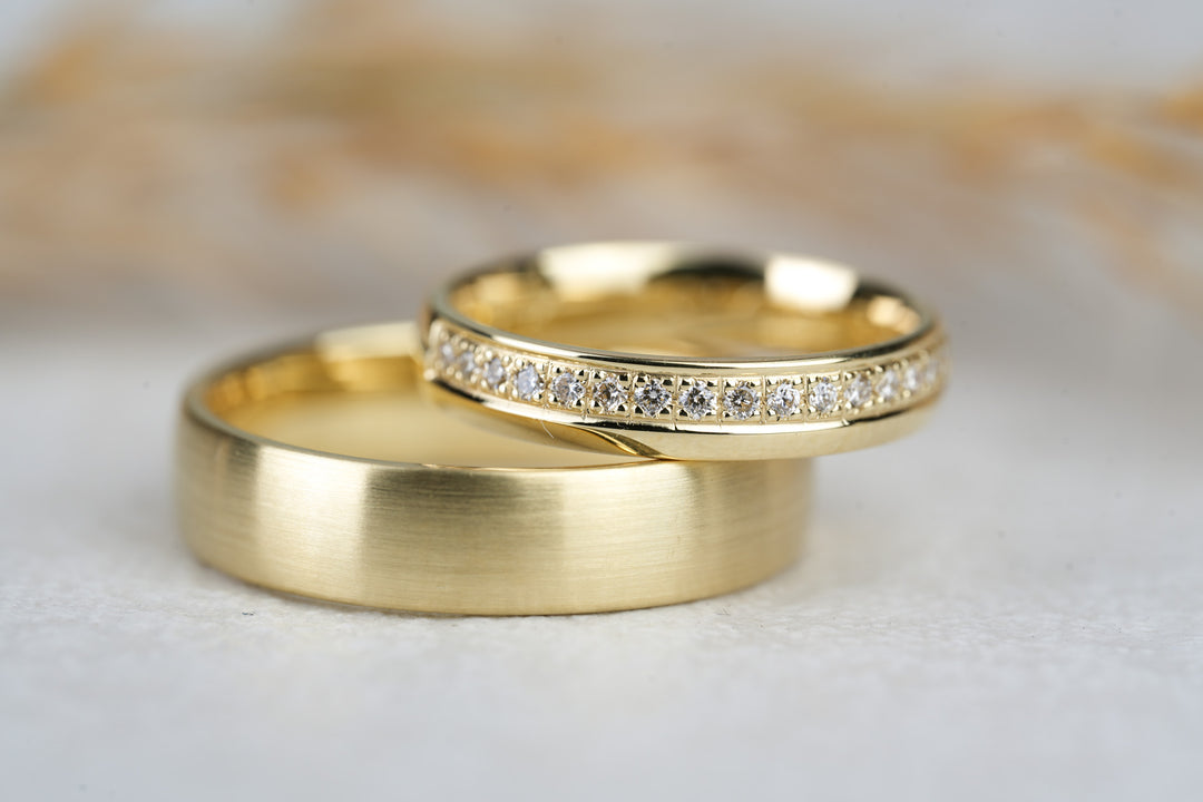 elegante Eheringe in Gold 585 mit Steinen als Memoire Ring