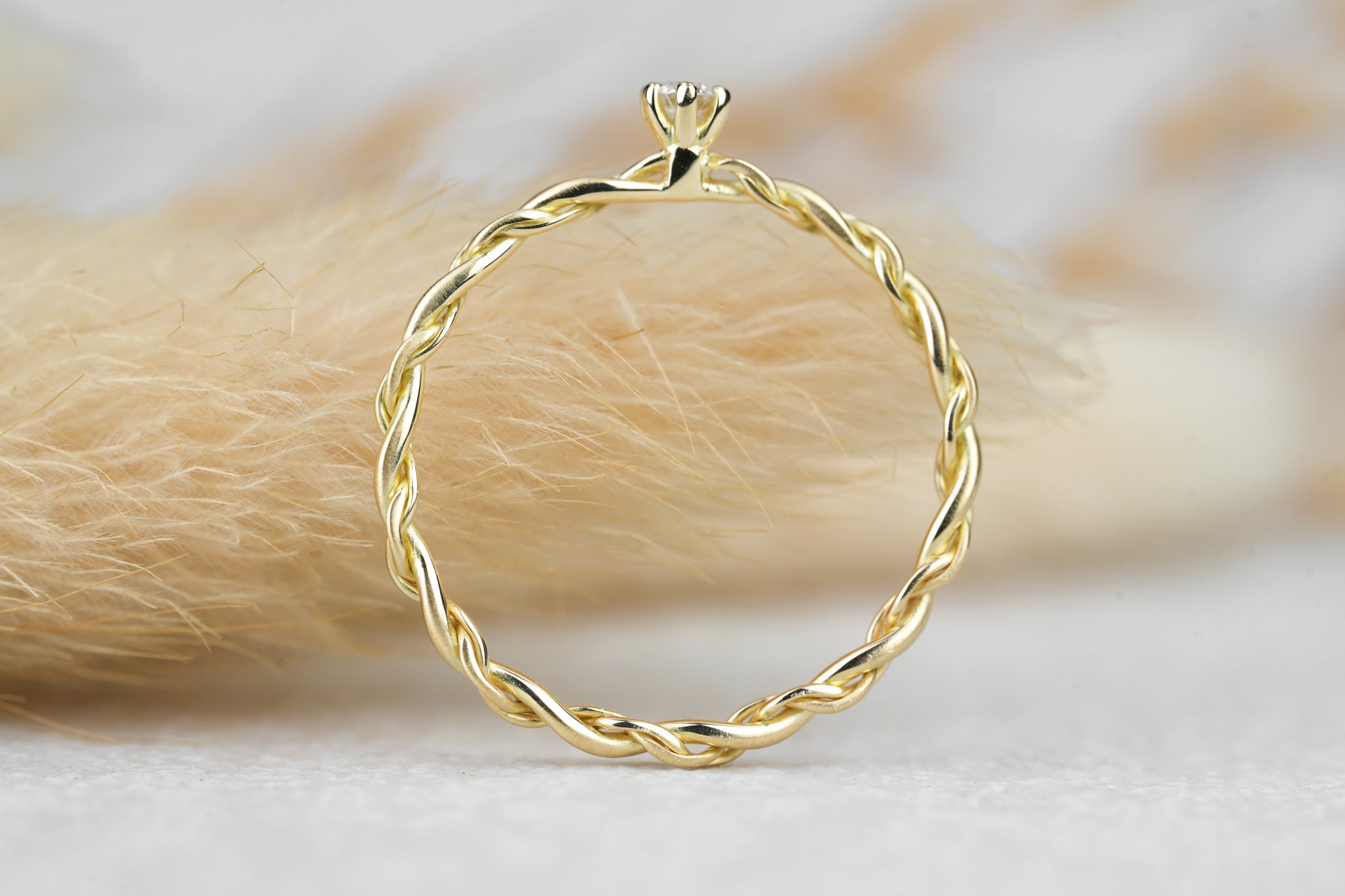 eleganter Verlobungsring in Gold matt