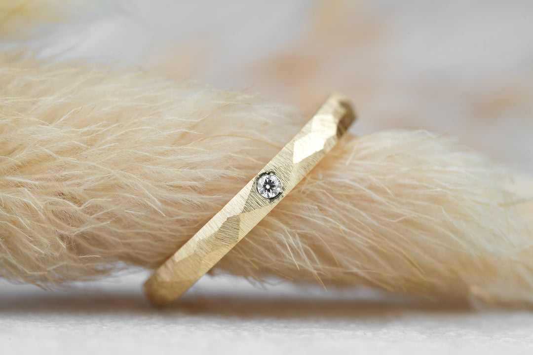 facettierter Antragsring mit Diamant