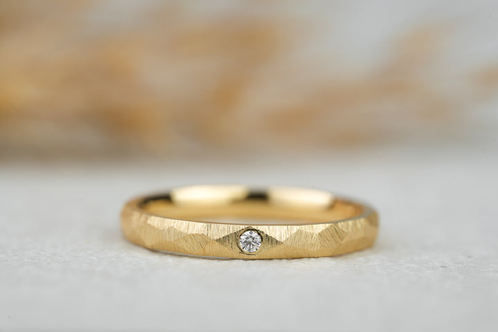 facettierter Verlobungsring in Gelbgold mit Diamant