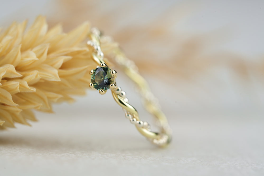 filigraner Antragsring Gold Silber gruener Saphir Rund