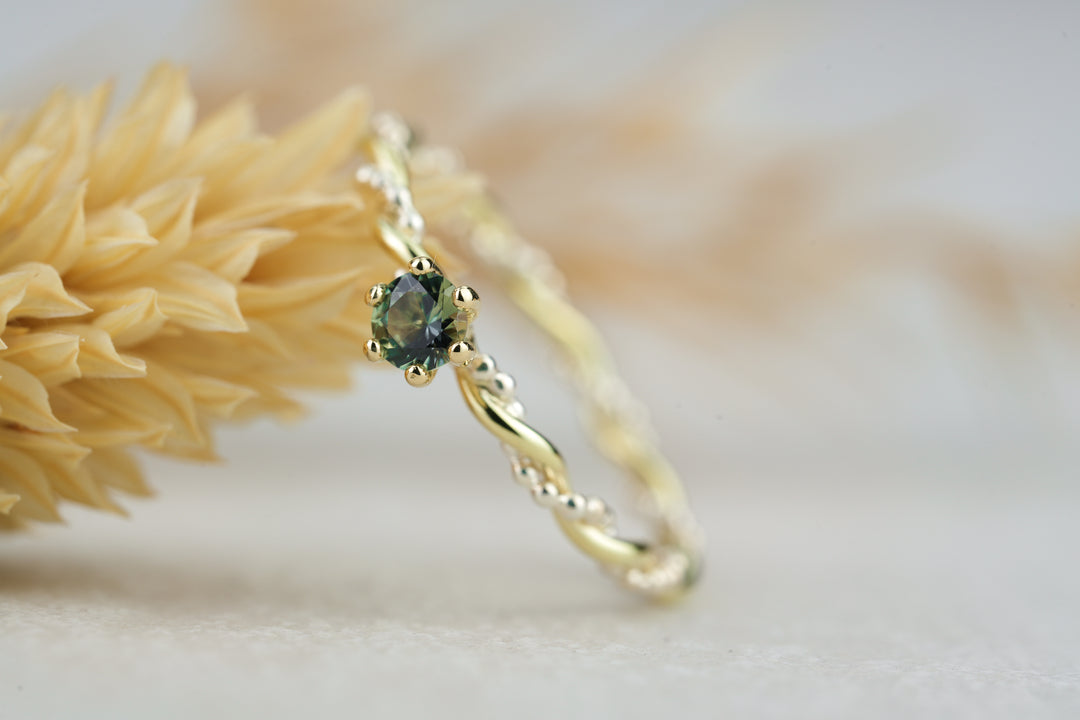 filigraner Antragsring Gold Silber gruener Saphir Rund