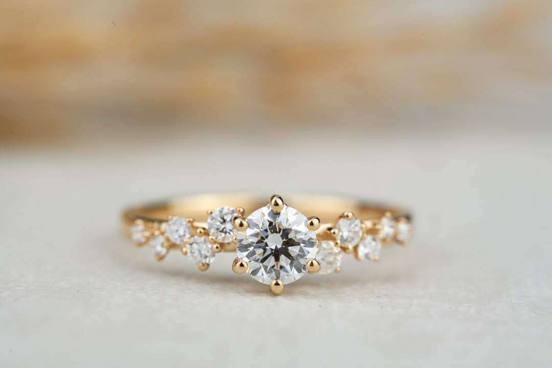 filigraner Verlobungsring Liv mit Diamanten in Gelbgold