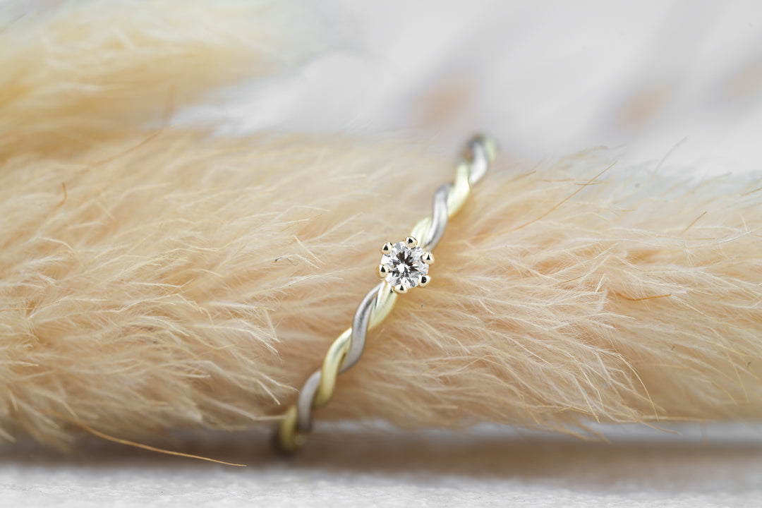 filigraner Verlobungsring Milou in Gelbgold Weissgold mit Diamant