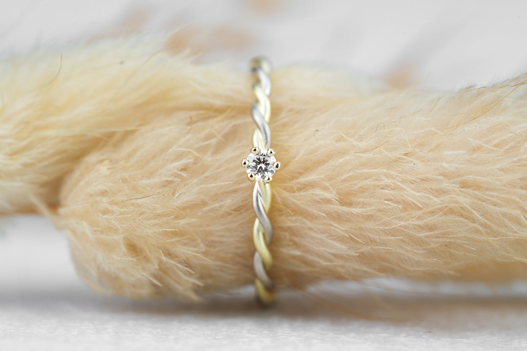 gedrehter Verlobungsring in Gold mit Diamant