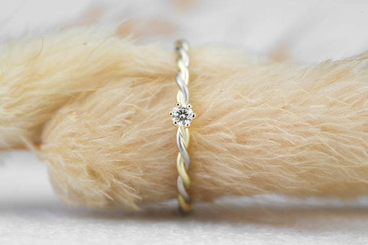 gedrehter Verlobungsring in Gold mit Diamant