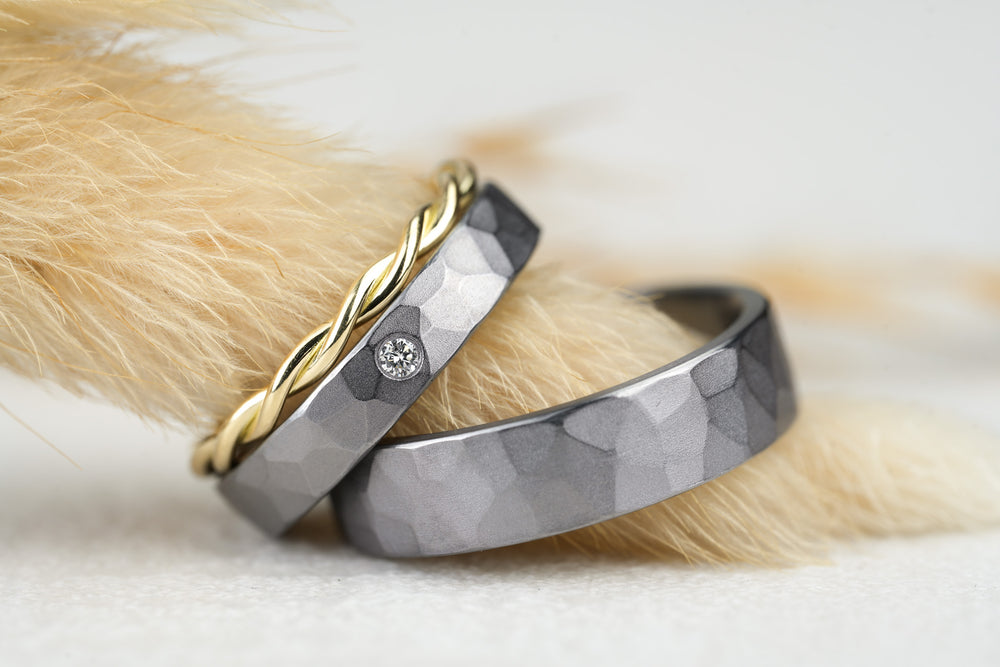 gehaemmerte Eheringe Tantal mit Diamant und Goldring